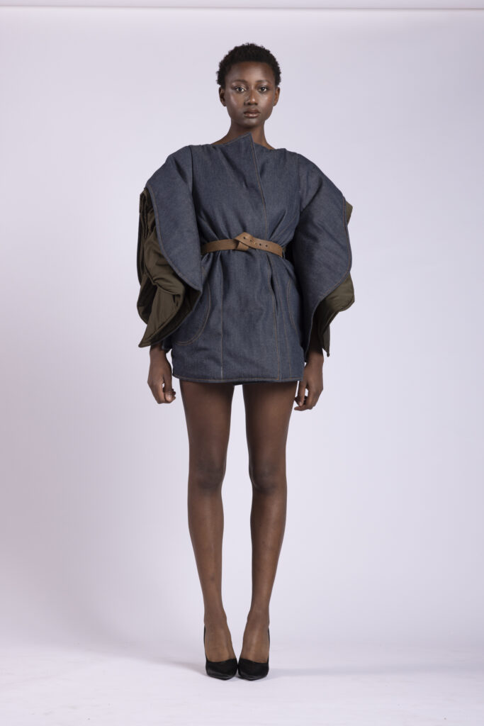 bomber corto in piumino verde militare e jeans