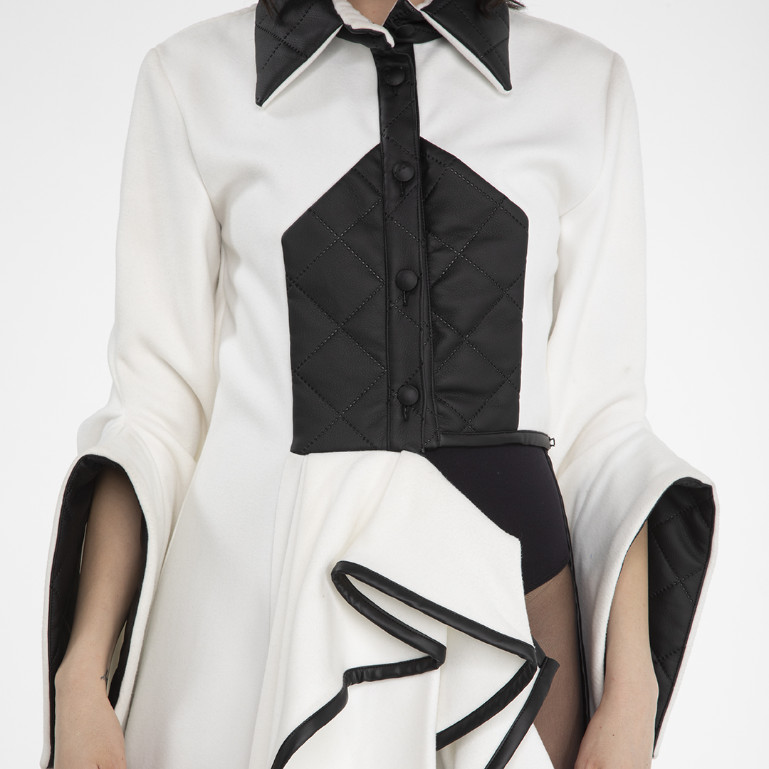 camicia trench in lana bianca con dettagli in pelle nera 2