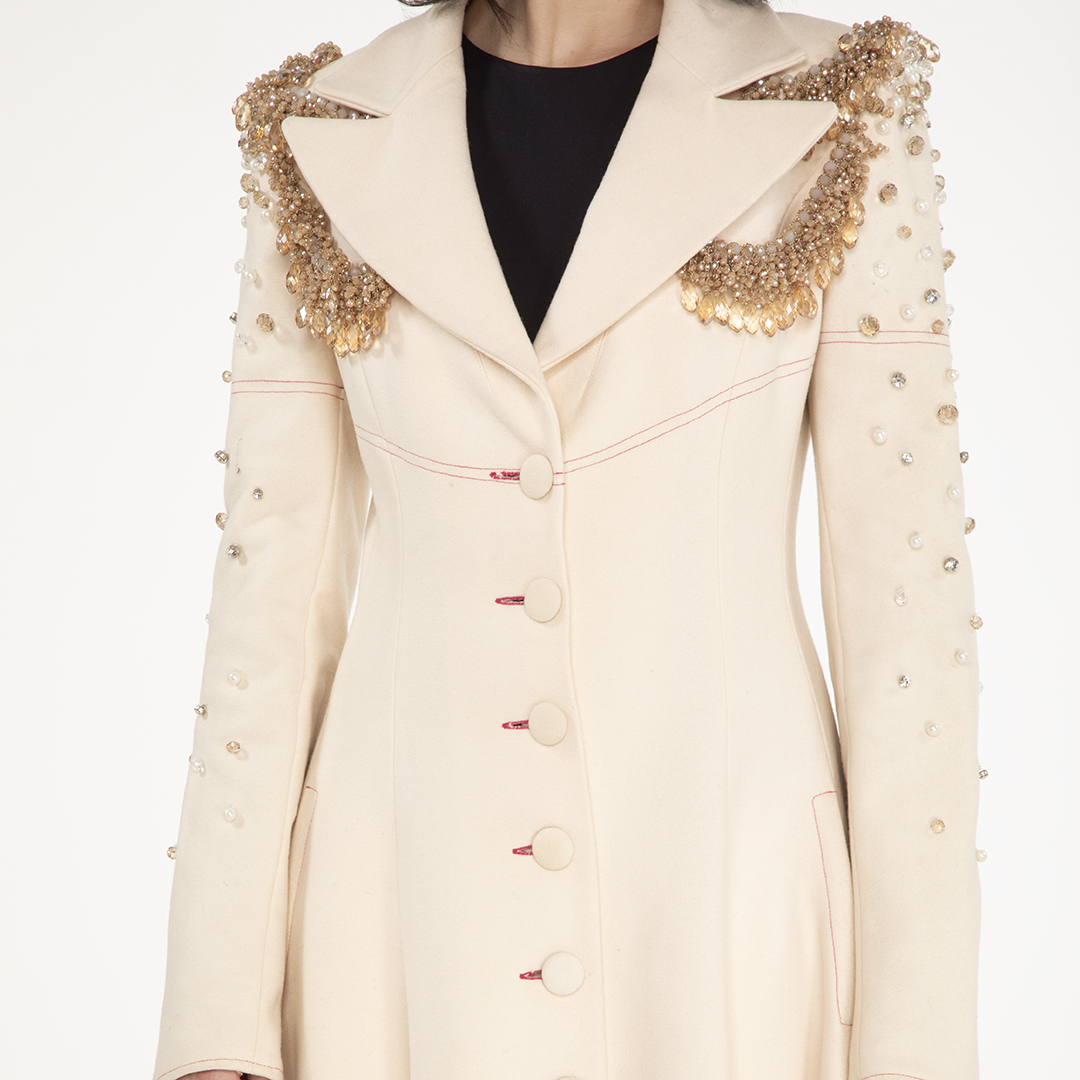 cappotto donna su misura in lana panna lungo con spalline ricamate in cristallo swarovski- autunno inverno 2