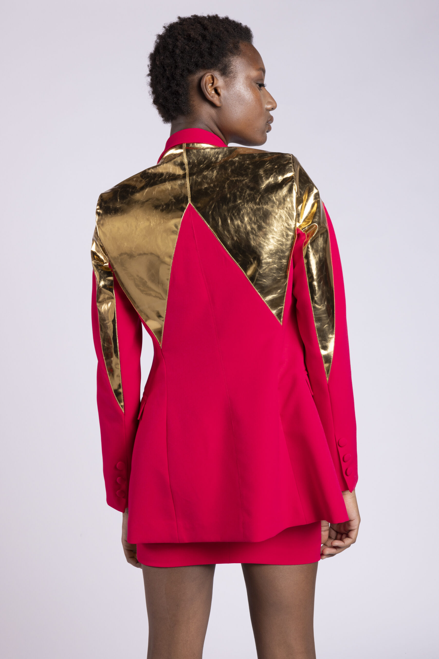 tailleur da donna su misura con giacca doppio petto color fragola e inserti in pelle oro specchiato con pantaloncino in cady 3