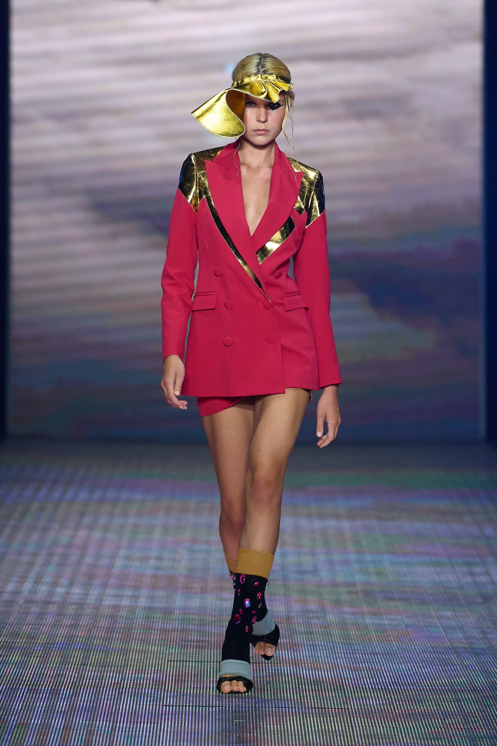 tailleur da donna su misura con giacca doppio petto color fragola e inserti in pelle oro specchiato con pantaloncino in cady