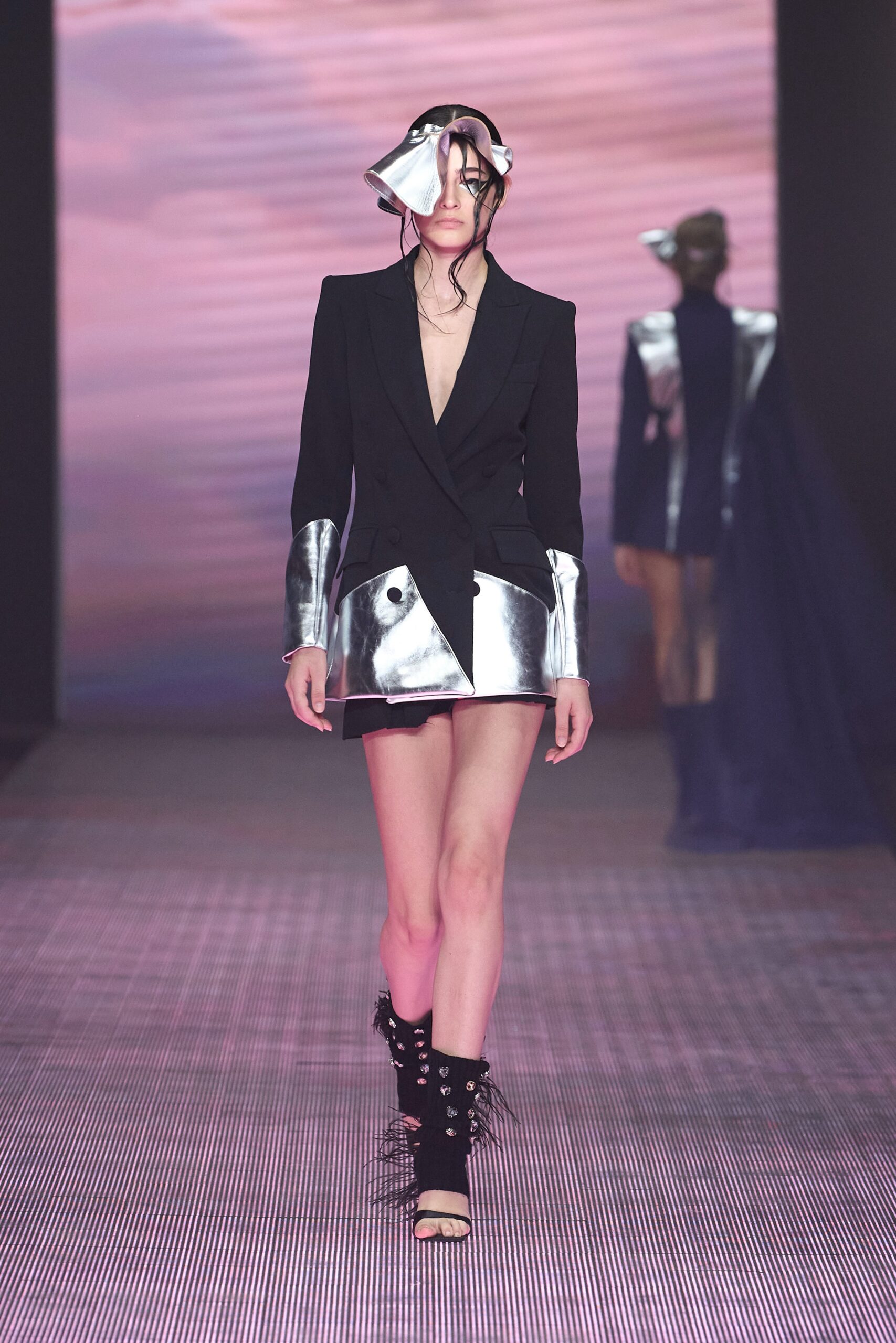 tailleur da donna su misura con giacca doppio petto in cady nero e dettagli in pelle argento specchiata con gonna in cady e pelle