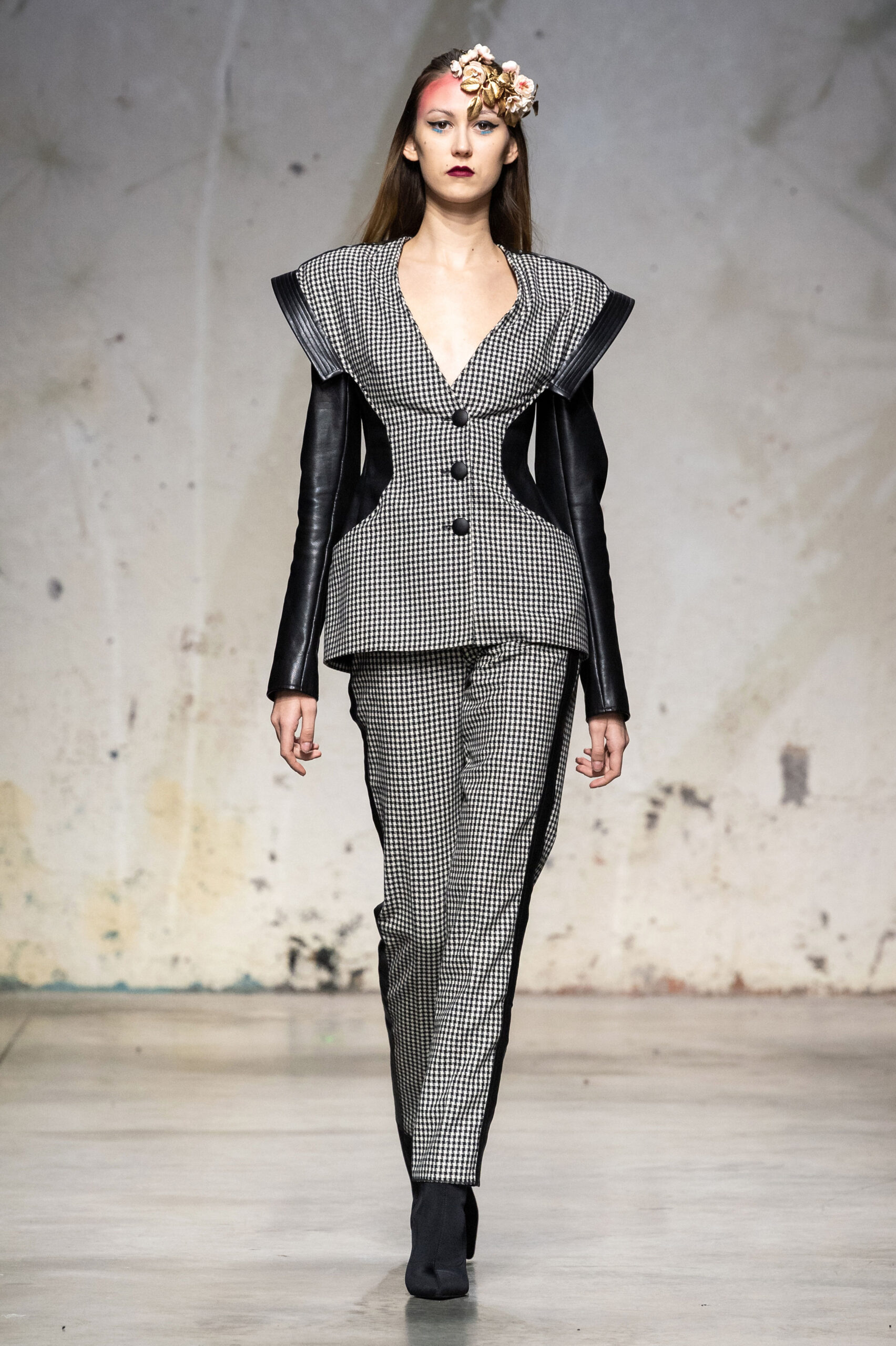 tailleur da donna su misura con giacca mono petto in pied de poule e maniche in pelle nera autunno inverno