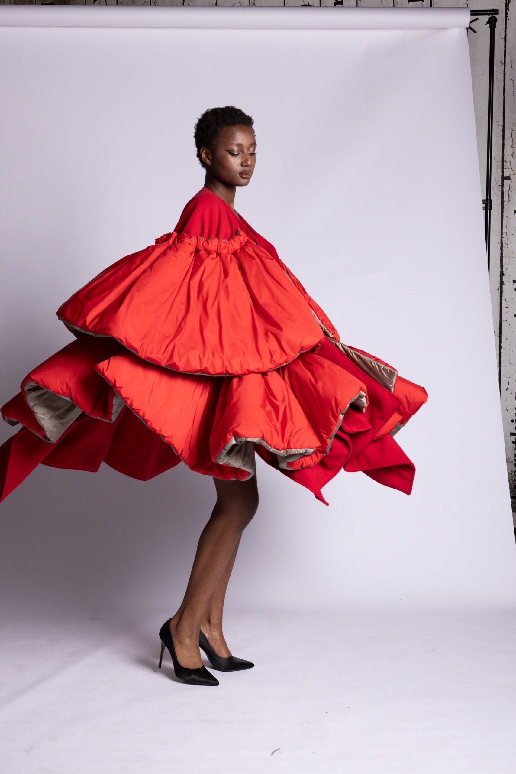 Kappa Mantella in Lana Rossa e Piumino | AMC Kappa Mantella in Lana Rossa e Piumino — Antonio Martino Couture, capispalla donna sartoriale